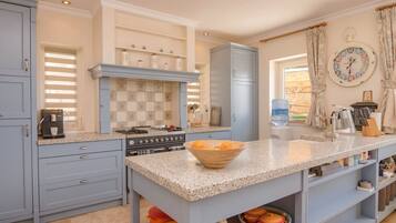 House | Dapur peribadi | Pembancuh kopi/teh, kerusi tinggi