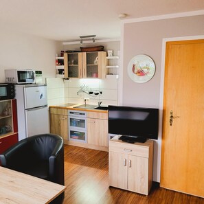 Bungalow | Yksityinen keittiö | Vedenkeitin, leivänpaahdin