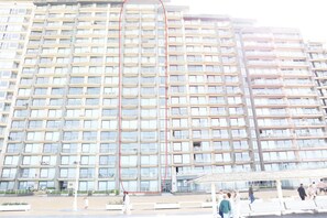 A high-rise building with a grid of balconies and windows. - Apartment in Nieuwpoort by the Beach (Nieuwpoort)