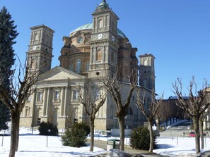 En historisk bygning med klassisk arkitektur, herunder en markant kuppel og to tårne.