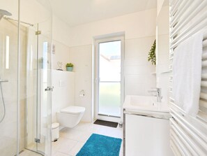 Bathroom - "sea Time" Modern Retreat (Trent)