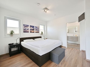 3 bedrooms, individually furnished, iron/ironing board - "sea Time" Modern Retreat (Trent)