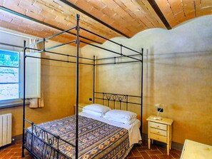 Apartment | 2 bedrooms, bed sheets - Spacious Apartment With Bubble Bath (Monteverdi Marittimo)