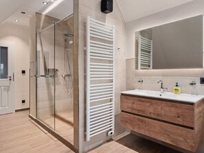 House | Bathroom | Shower, hair dryer - Island Dream Comfortable Holiday Residence (Dranske)