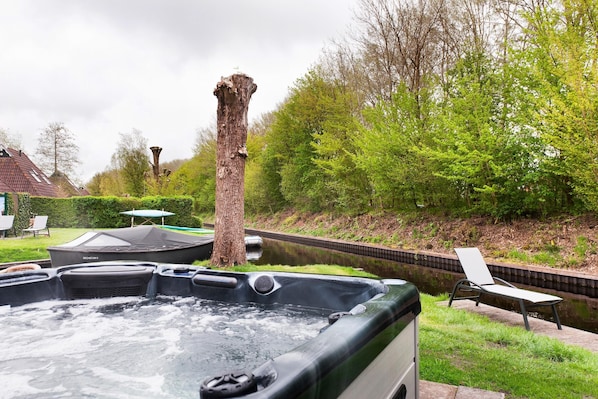 House | Outdoor spa tub