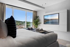 5 chambres, coffres-forts dans les chambres, fer et planche à repasser