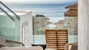 A balcony with wicker furniture and a view of the sea. - Penthouse Diamond | Private pool - Sea Views (Fuengirola)