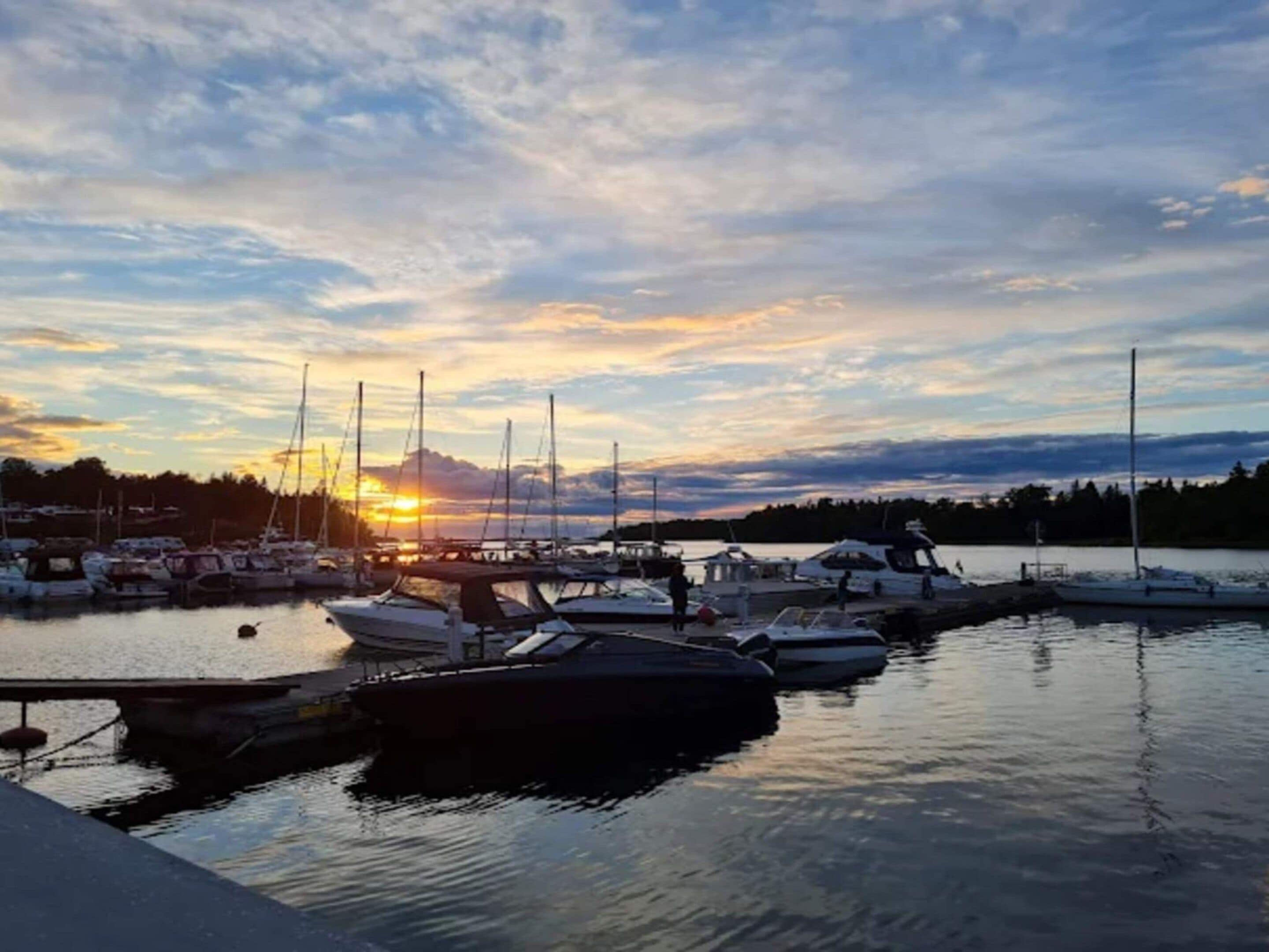 Un porto turistico con barche ormeggiate al tramonto.