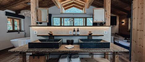 Chalet | Private kitchen | Oven, electric kettle, toaster