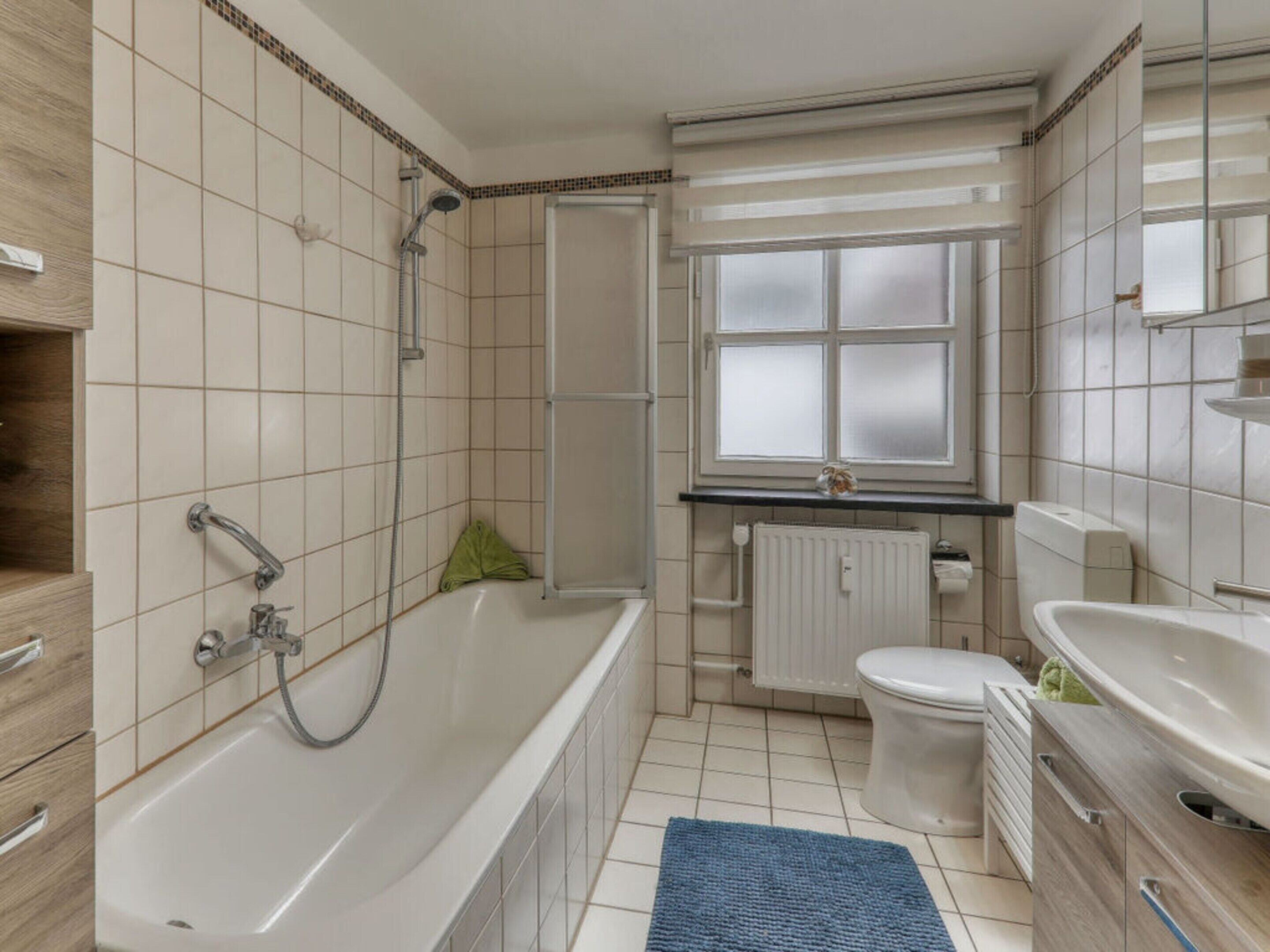Une salle de bain moderne avec une baignoire, des toilettes et un lavabo.