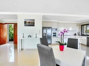 Private kitchen - Belvilla by OYO Holiday Home in Puerto de Santiago (Santiago del Teide)