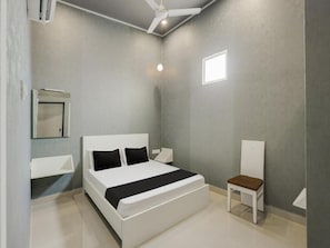 Kahden hengen economy-huone | Ylelliset vuodevaatteet, minibaari