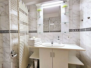 House | Bathroom | Free toiletries, bathrobes - Fasse Comfortable Holiday Residence (Uslar)