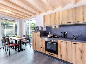Bungalow | Eget kök | Vattenkokare och barnstol