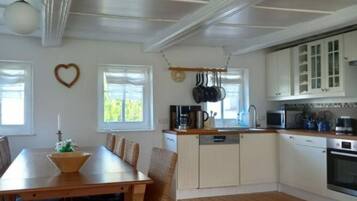 Apartemen | Dapur pribadi | Oven, ketel listrik, dan pemanggang roti