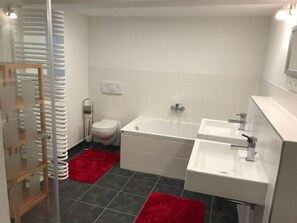 Apartment | Bathroom | Towels - Vincent Family Holiday Home (Bertsdorf-Hoernitz)