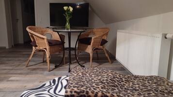 Apartment | 2 bedrooms, individually furnished, iron/ironing board, bed sheets