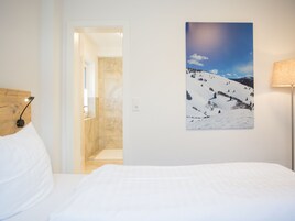 Apartment | 1 bedroom, bed sheets