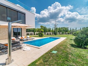Villa | Alberca | Alberca techada y alberca al aire libre