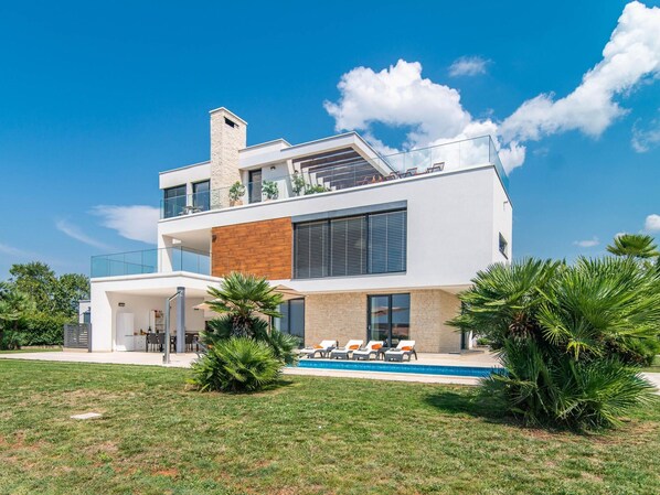 Villa | Alberca | Alberca techada y alberca al aire libre