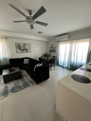 Smart TV - Cozy apartment in new  Kingston w/rooftop pool, super close to A/C Marriott. (Kingston)