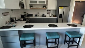 Fridge, microwave, oven, stovetop - Cozy apartment in new  Kingston w/rooftop pool, super close to A/C Marriott. (Kingston)
