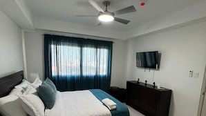 2 bedrooms, in-room safe, desk, iron/ironing board - Cozy apartment in new  Kingston w/rooftop pool, super close to A/C Marriott. (Kingston)