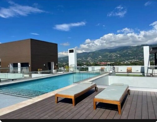 Cozy apartment in new  Kingston w/rooftop pool, super close to A/C Marriott.