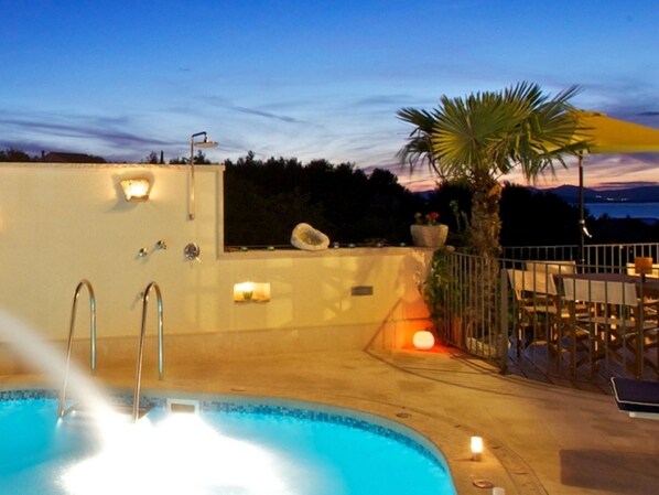 Vila | Piscina | Piscina interna, piscina externa