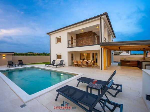 Outdoor pool - Villa Dvor Comfortable Holiday Residence (Vodnjan)