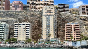 A coastal cityscape with high-rise buildings, a rocky hillside, and a calm waterfront with swans. - Apartment in Radazul With Stunning Sea Views (El Rosario)