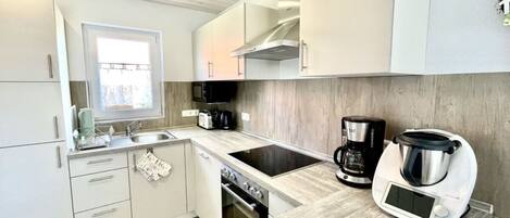 House | Private kitchen | Oven, electric kettle, toaster
