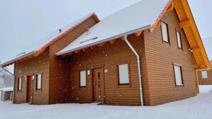 A wooden cabin with a sloped roof and a small porch. - Meadow Piece of Modern Retreat (Oberharz am Brocken)