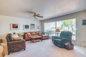 TV, books - Walk to Downtown: Page Hideaway w/ Patio (Page)