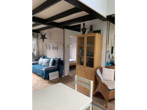 House | 2 bedrooms, individually furnished, iron/ironing board - Peaceful Haven by the sea Modern Retreat (Sint Maartensvlotbrug)