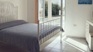 A bedroom with a bed, a balcony, and a view of the outdoors. - Holiday Home Villa Alisa (Rasa)