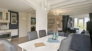 Electric kettle, toaster