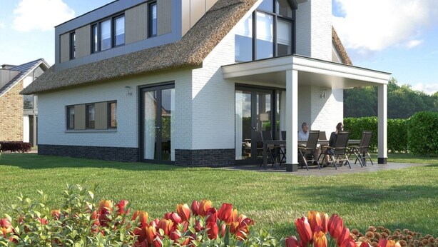 Une maison moderne à deux étages dotée d’un grand patio, de grandes fenêtres et d’un toit en pente.