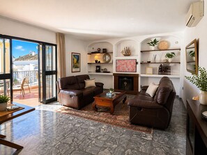 TV, fireplace