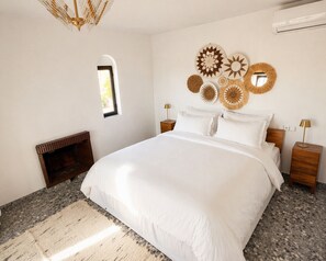4 bedrooms, iron/ironing board, free WiFi, bed sheets