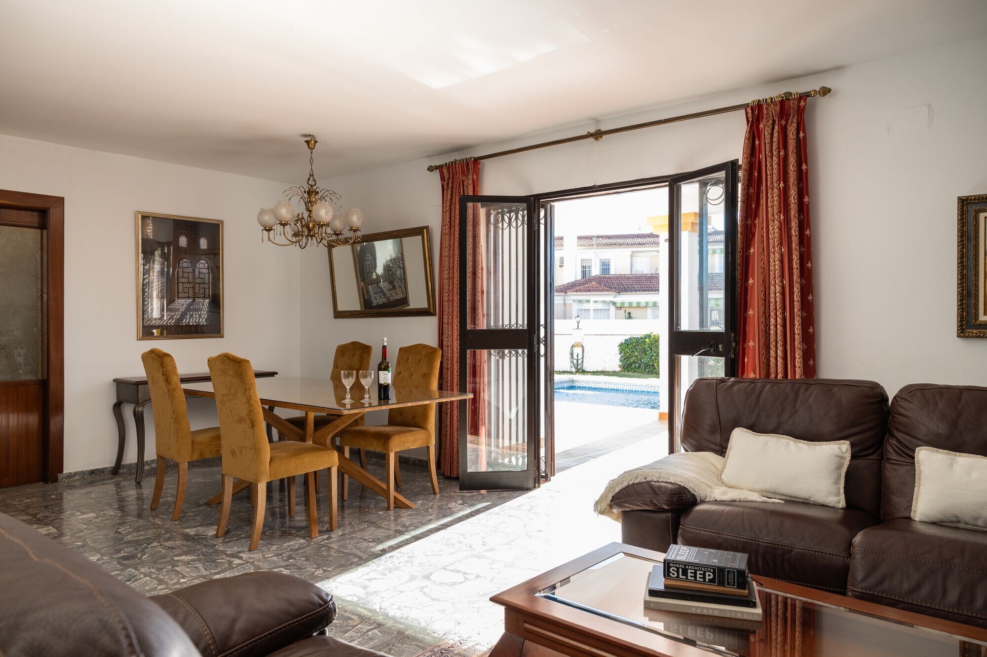 Televisie en een open haard