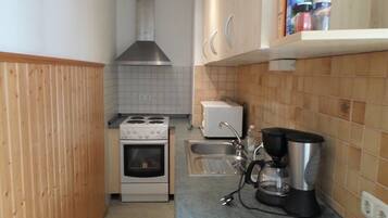 KĂŒhlschrank, Ofen, Herdplatte, Wasserkocher mit Kaffee-/Teezubehör