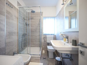 Apartment | Bathroom - Modern Holiday Home With Balcony in old Town (Zadar)