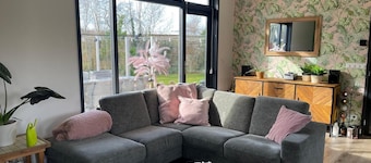 넓은 정원이 있는 아름다운 방갈로