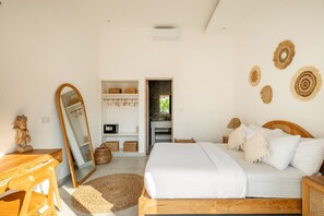 2 bedrooms, desk, iron/ironing board, free WiFi - Villa Casa Cielo by Azure in Pererenan (Pererenan)