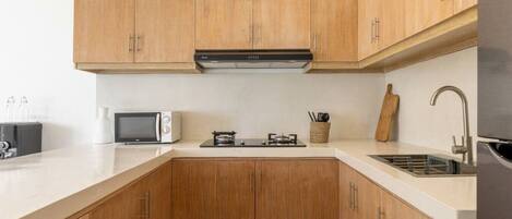 Réfrigérateur, micro-ondes, plaque de cuisson, cafetière/bouilloire