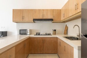 Fridge, microwave, stovetop, coffee/tea maker - Villa Casa Cielo by Azure in Pererenan (Pererenan)