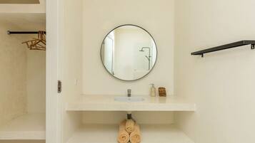 Secadora de cabello, toallas, papel de baño