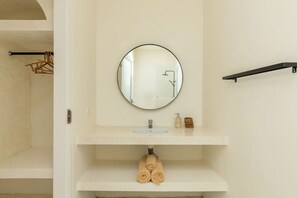 Hair dryer, towels, toilet paper - Villa Casa Gypsy By Azure in Pererenan (Pererenan)