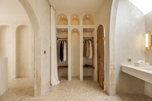 Hair dryer, towels, soap - Luxe & Unique Honeymoon Villa Bocami Suites 2 (Umalas)